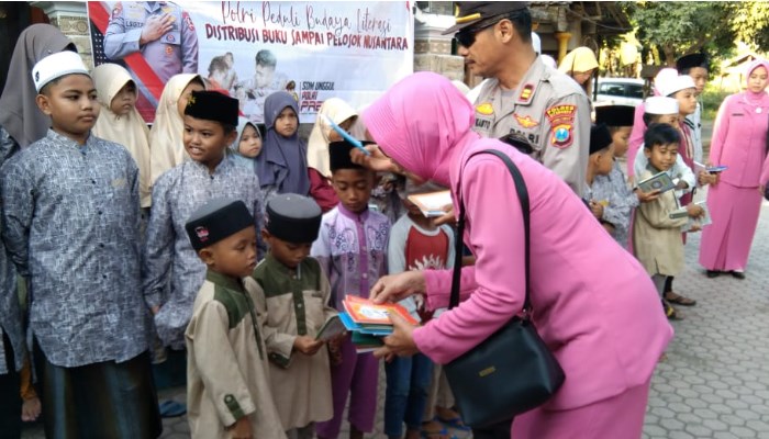 Dukung Pendidikan, Polres Situbondo Distribusikan Buku Yasin dan Iqra Ke TPQ