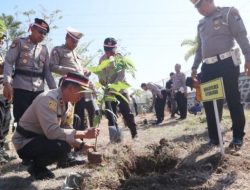Polres Situbondo Tanam Ratusan Pohon Dalam Rangka Meriahkan HUT RI ke 78