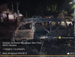 Diduga Bawa BBM Ilegal, Mobil Carry Terbakar Hebat di Depan Toko Basmalah di Banyuglugur