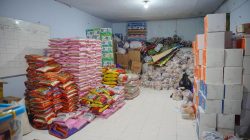 PTPP Proyek Tol Prosiwangi Bantu Logistik Pengungsi Erupsi Semeru di Posko Pronojiwo Lumajang